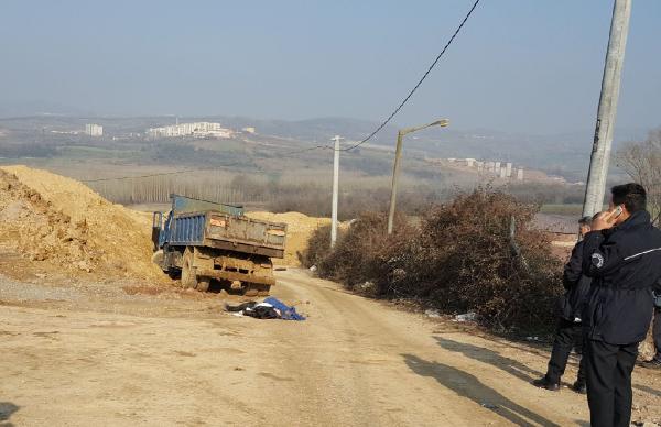 Kamyonun altında kaldı!