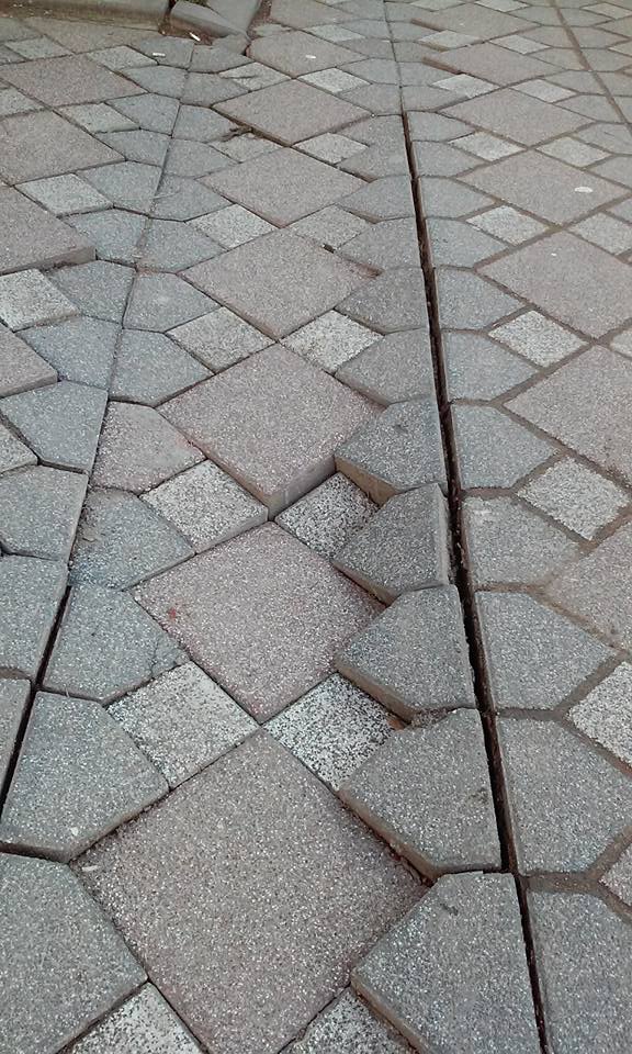 Kaldırım tamamen çöktü!