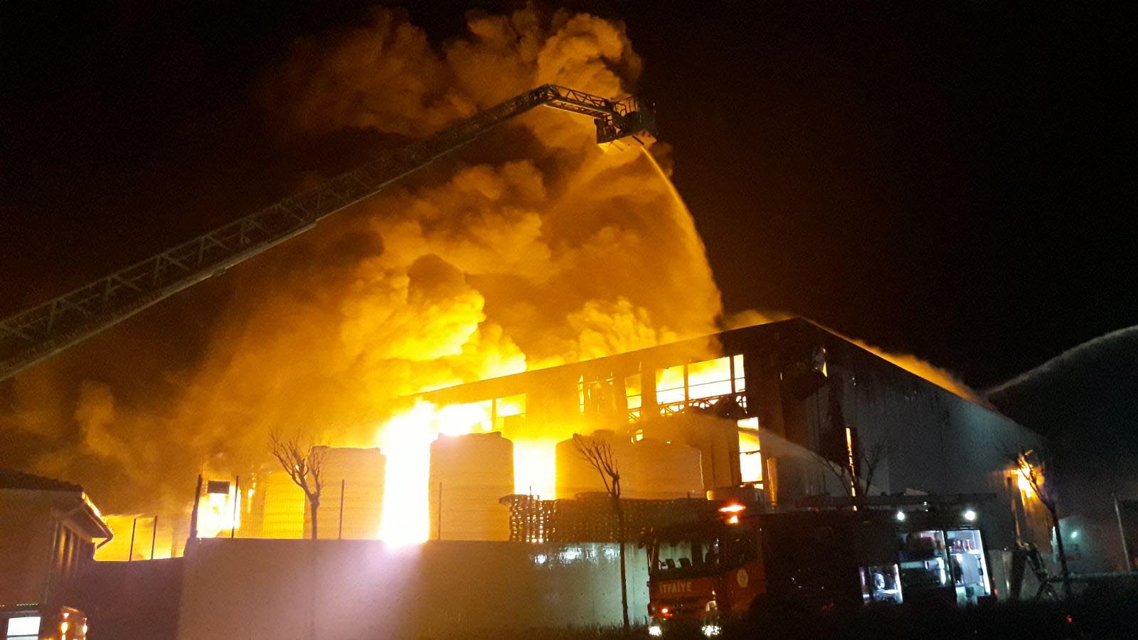 Dilovası'nda parfüm fabrikası yandı