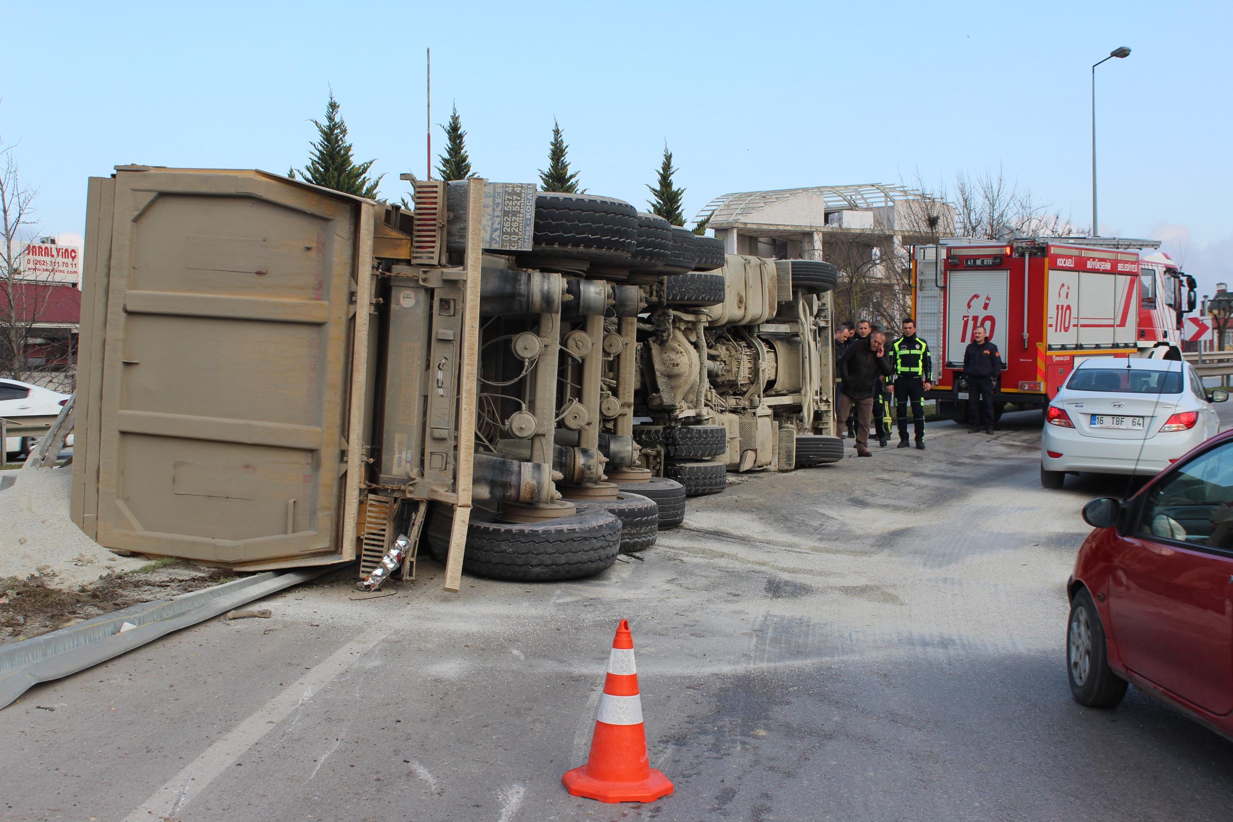 Kum yüklü kamyon virajda devrildi: 1 yaralı