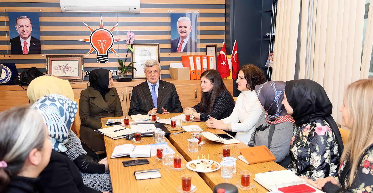 Kadınlara sürpriz yaptı