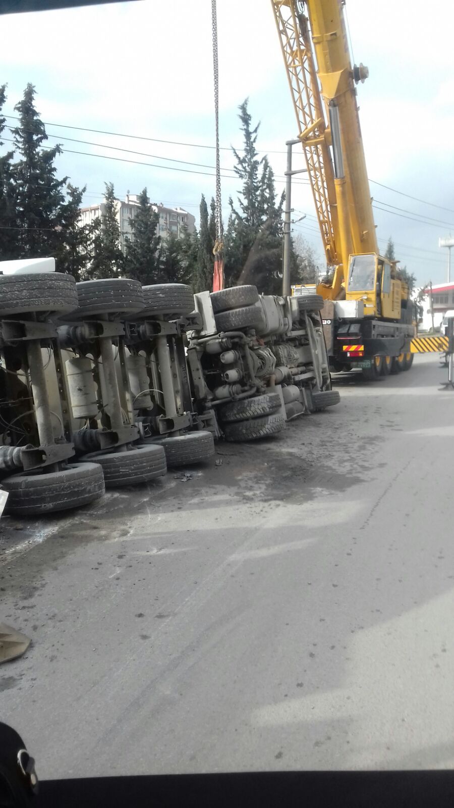 Beton mikseri devrildi!