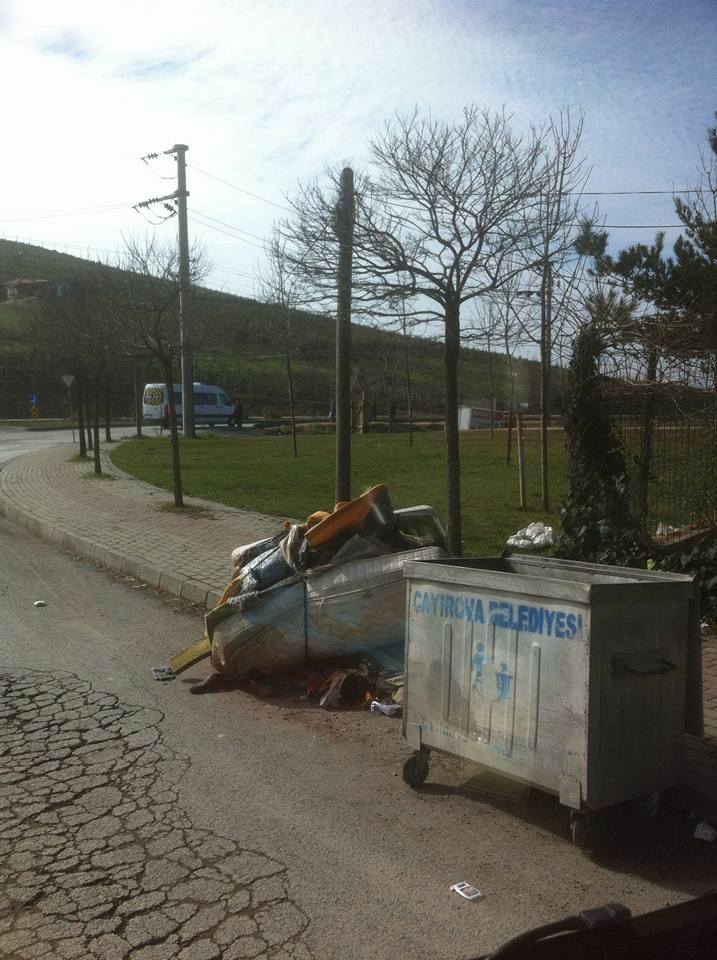 Çöpe atılan yatak kaldırılmadı!