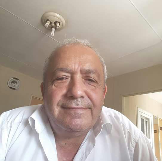 Geri manevra yapar aracın altında kaldı