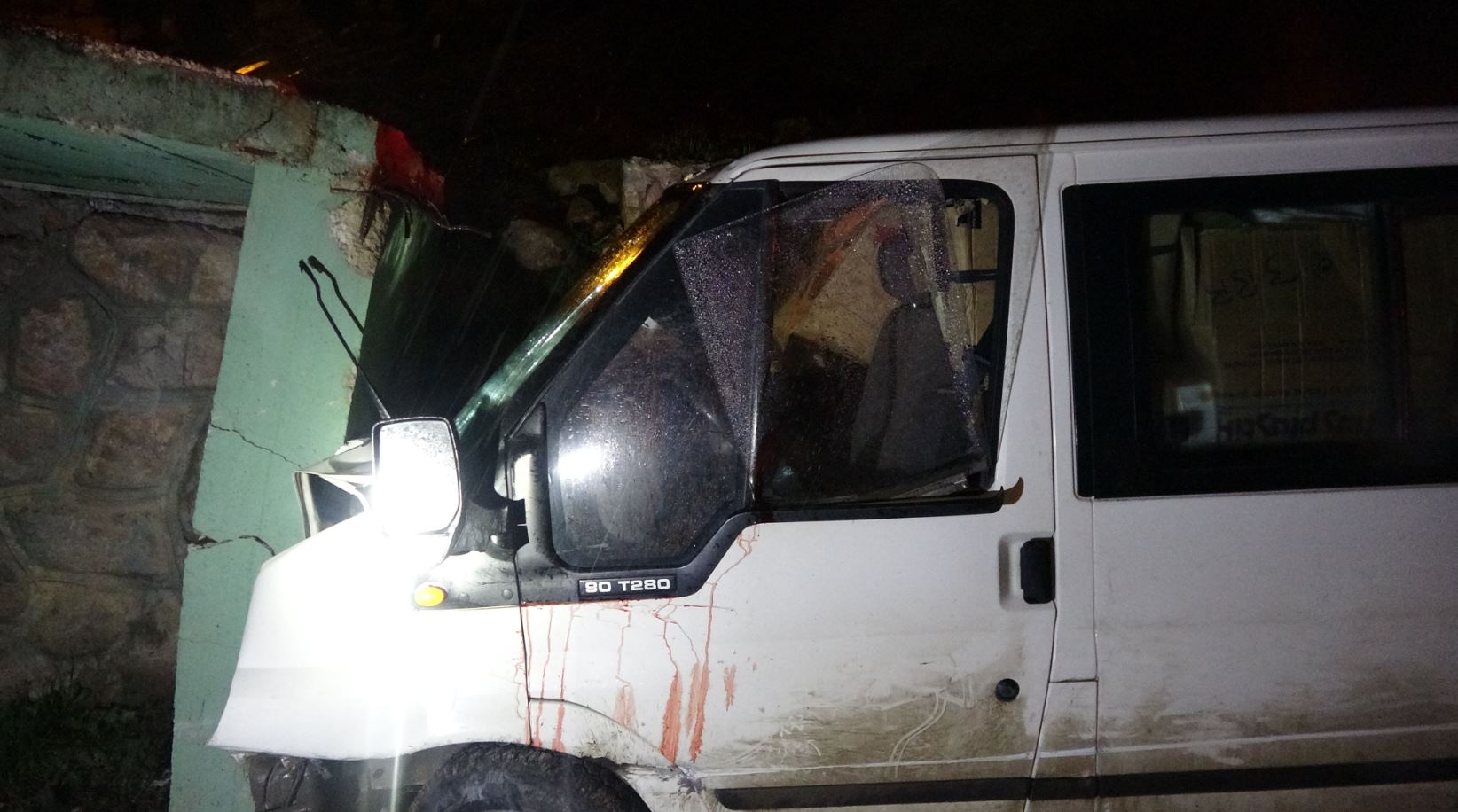 Minibüs istinat duvarına çarptı: 1 yaralı