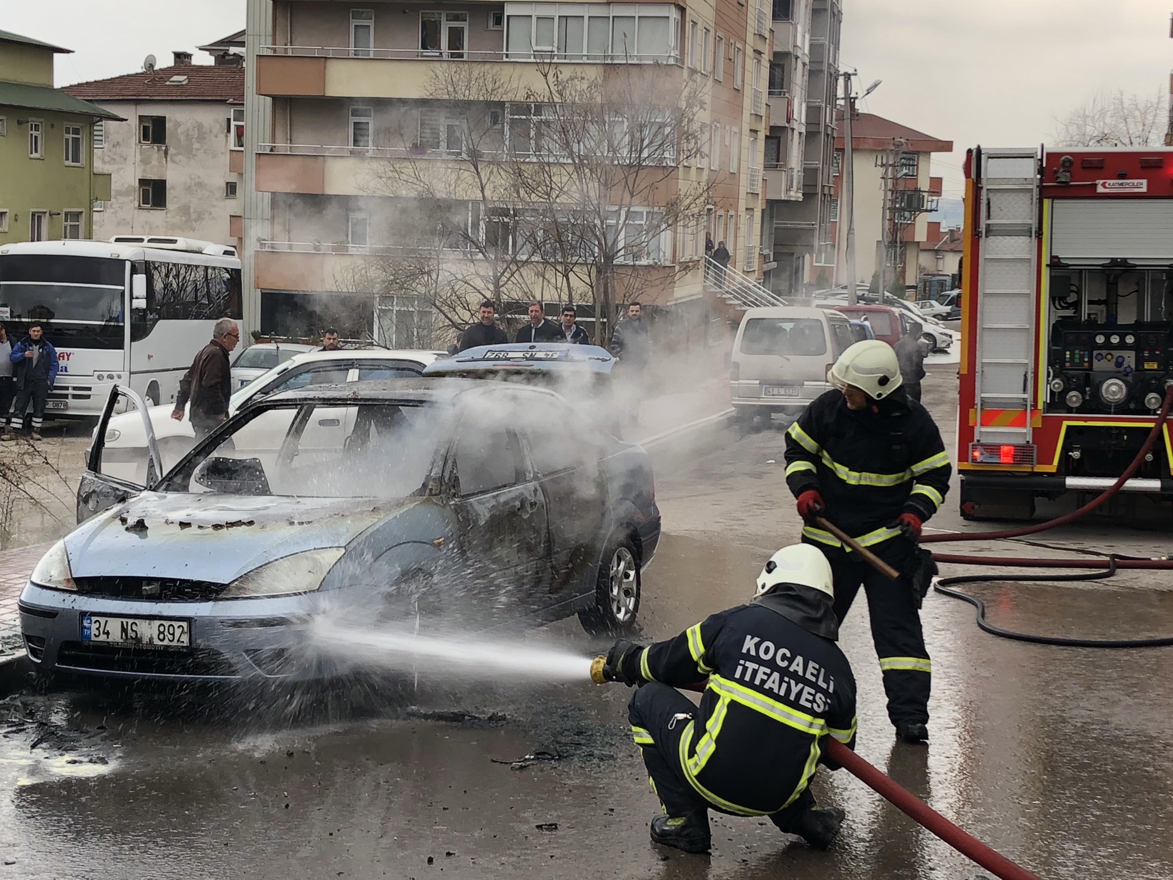 Motoru tutuşan araç yandı
