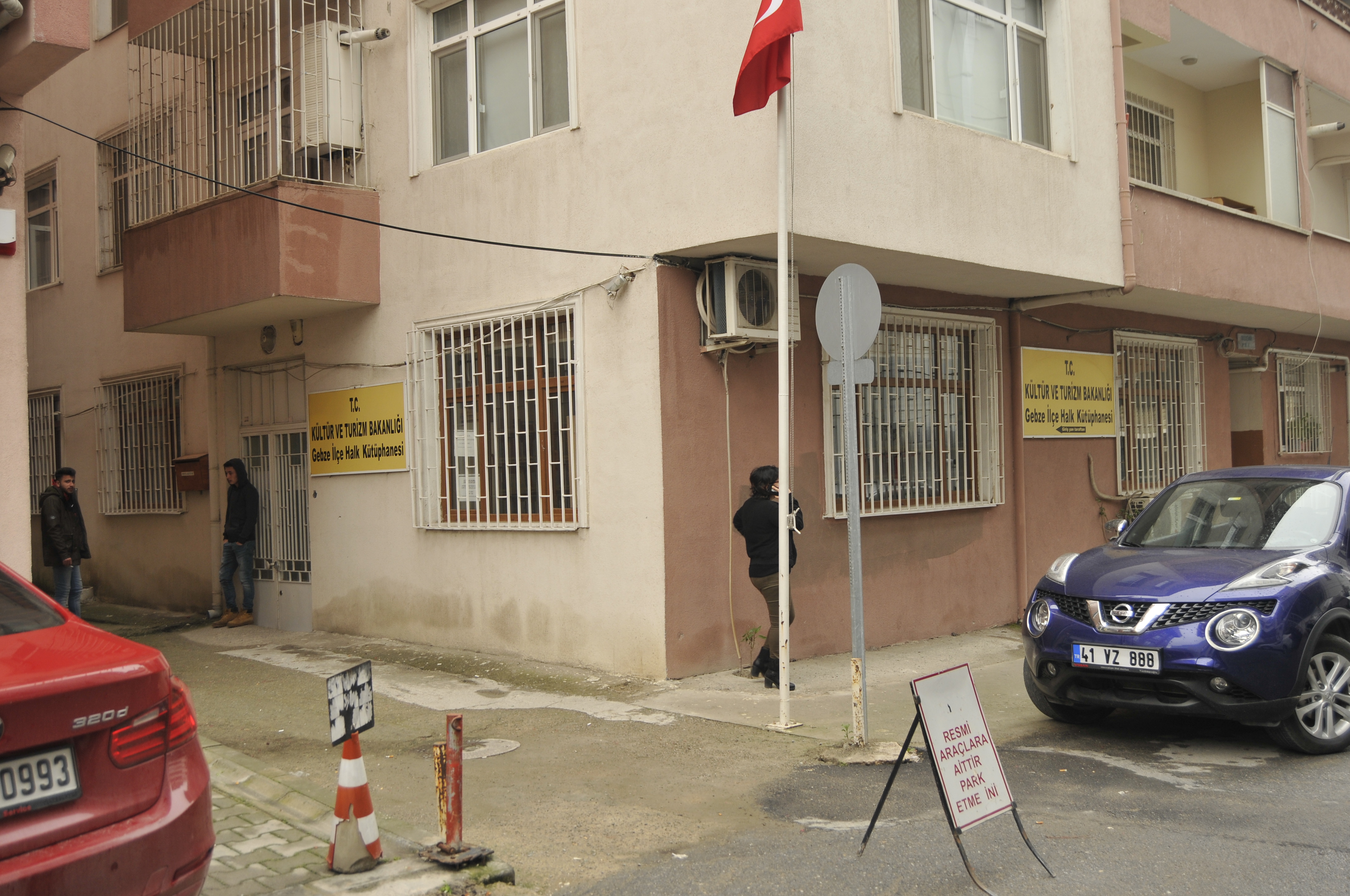 Kütüphaneye apartman dairesinden kurtulamadı
