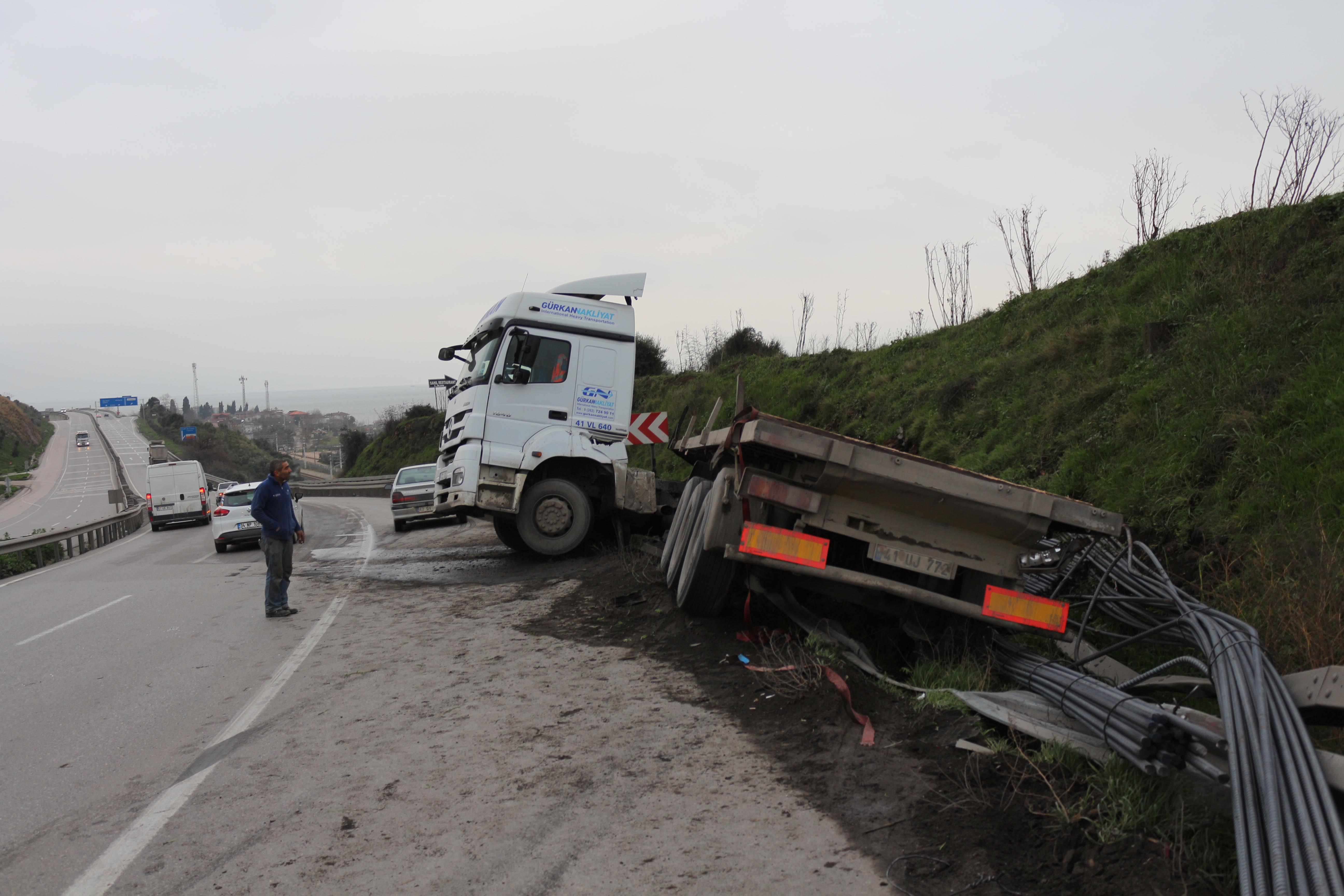 Servis midibüsü TIR'a çarptı: 7 işçi yaralı