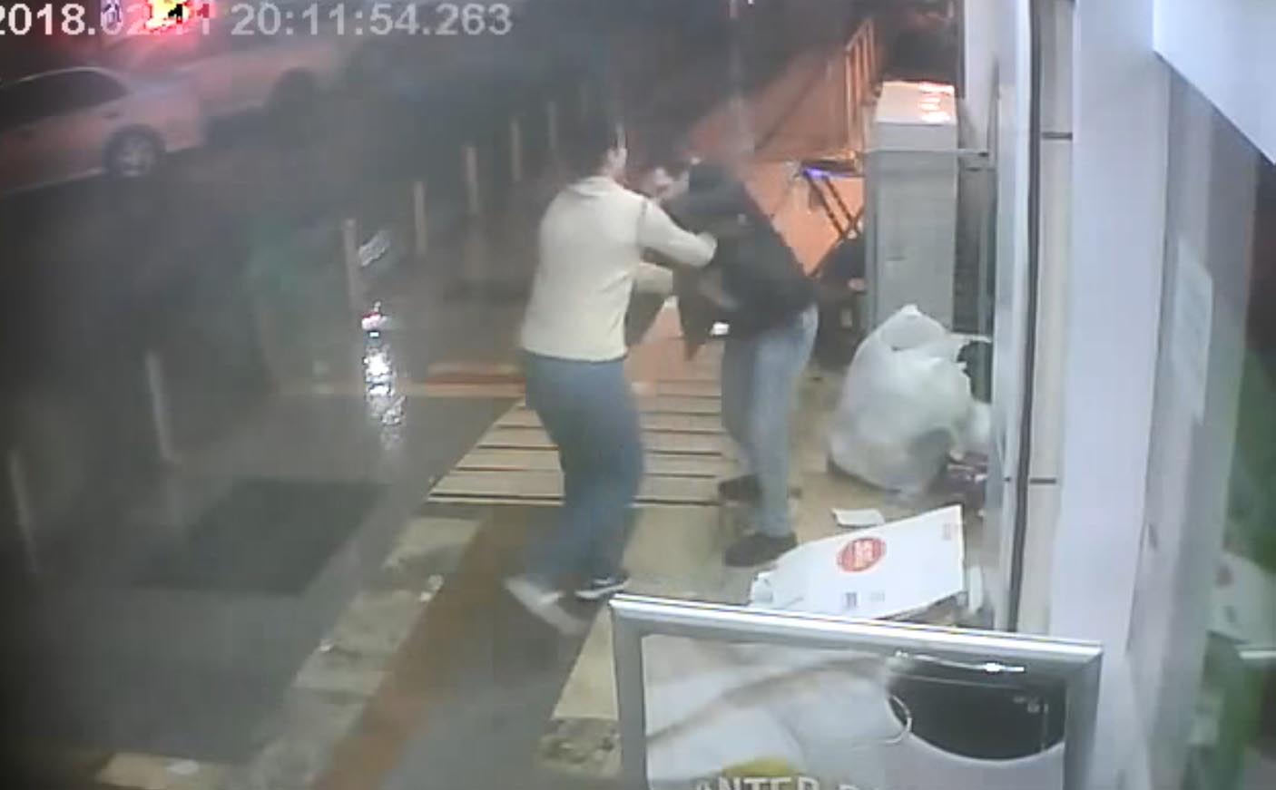 Tartıştığı kuruyemişçiyi bıçakladı