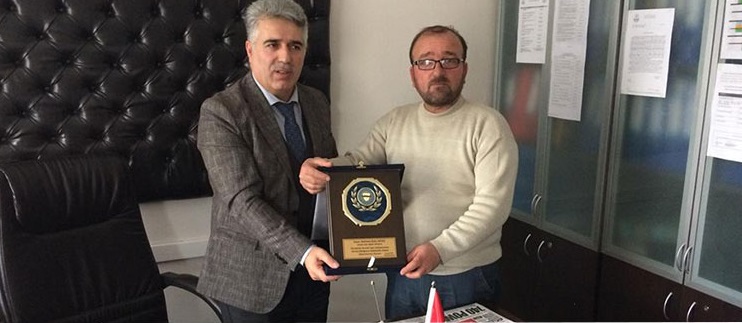 Halk Eğitim Müdürüne plaket