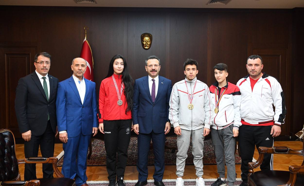 SEVİNDİK SPOR KULÜBÜ ŞAMPİYONLARI VALİ AKSOY’U ZİYARET ETTİ