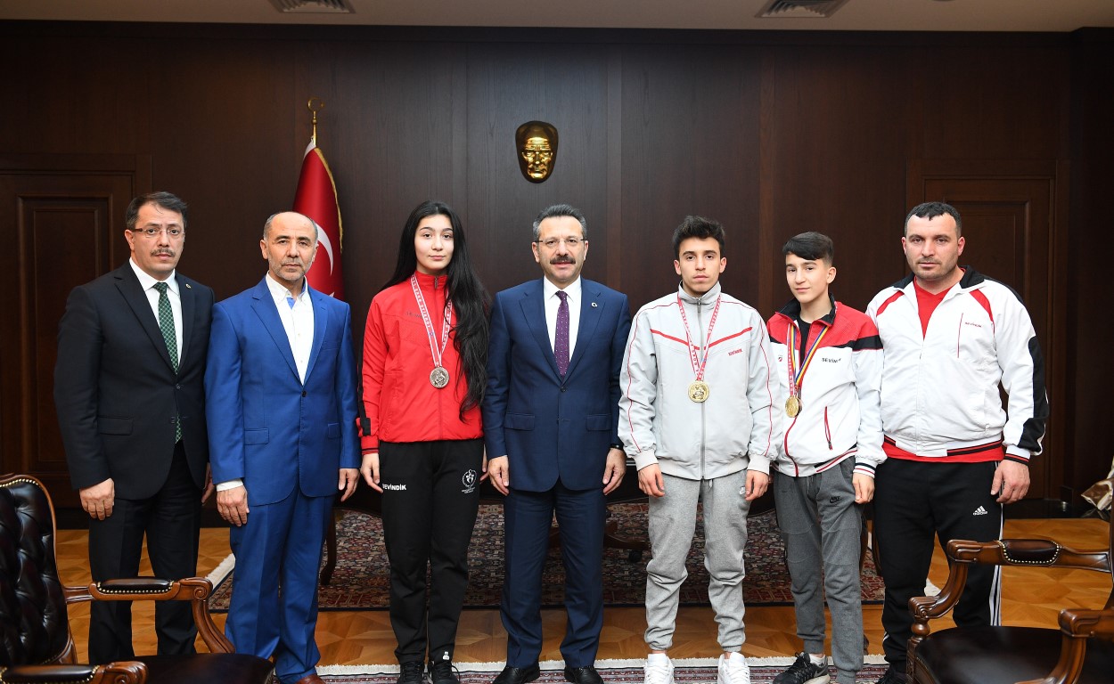  ŞAMPİYONLAR VALİ AKSOY’U ZİYARET ETTİ
