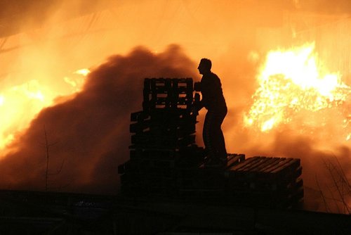 Palet fabrikasında yangın