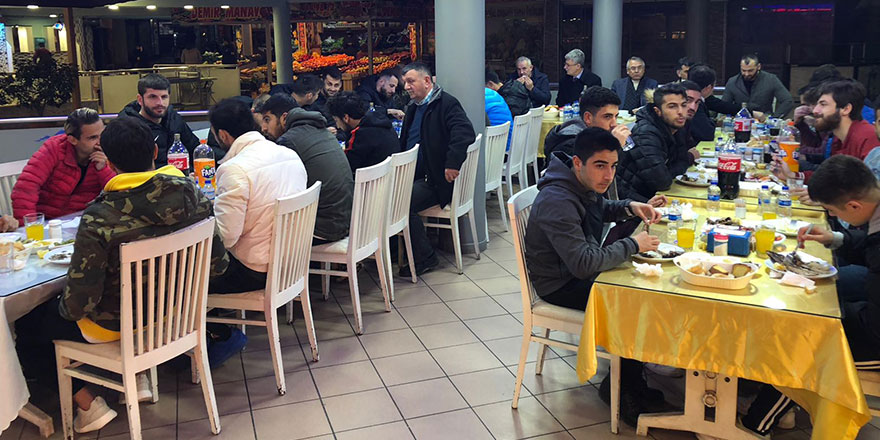 Eski yöneticiden takıma yemek