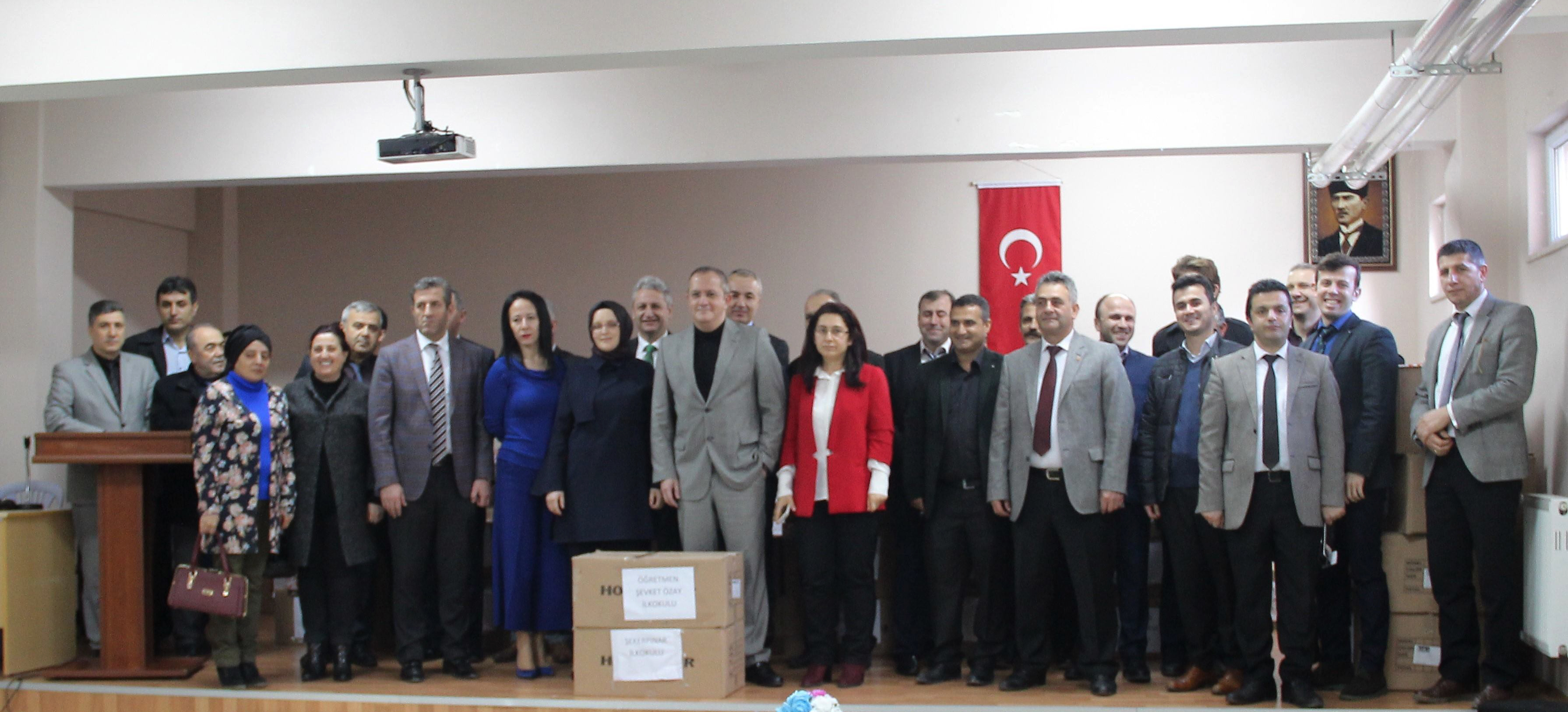 700 öğrenciye kışlık bot dağıtımı yapıldı