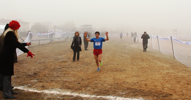 ŞAMPİYON SAHAYA İNDİ