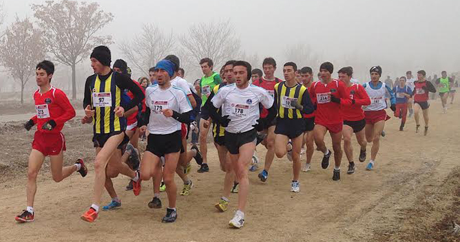 Atletler, gençlerde de büyüklerde de zirveyi zorluyor