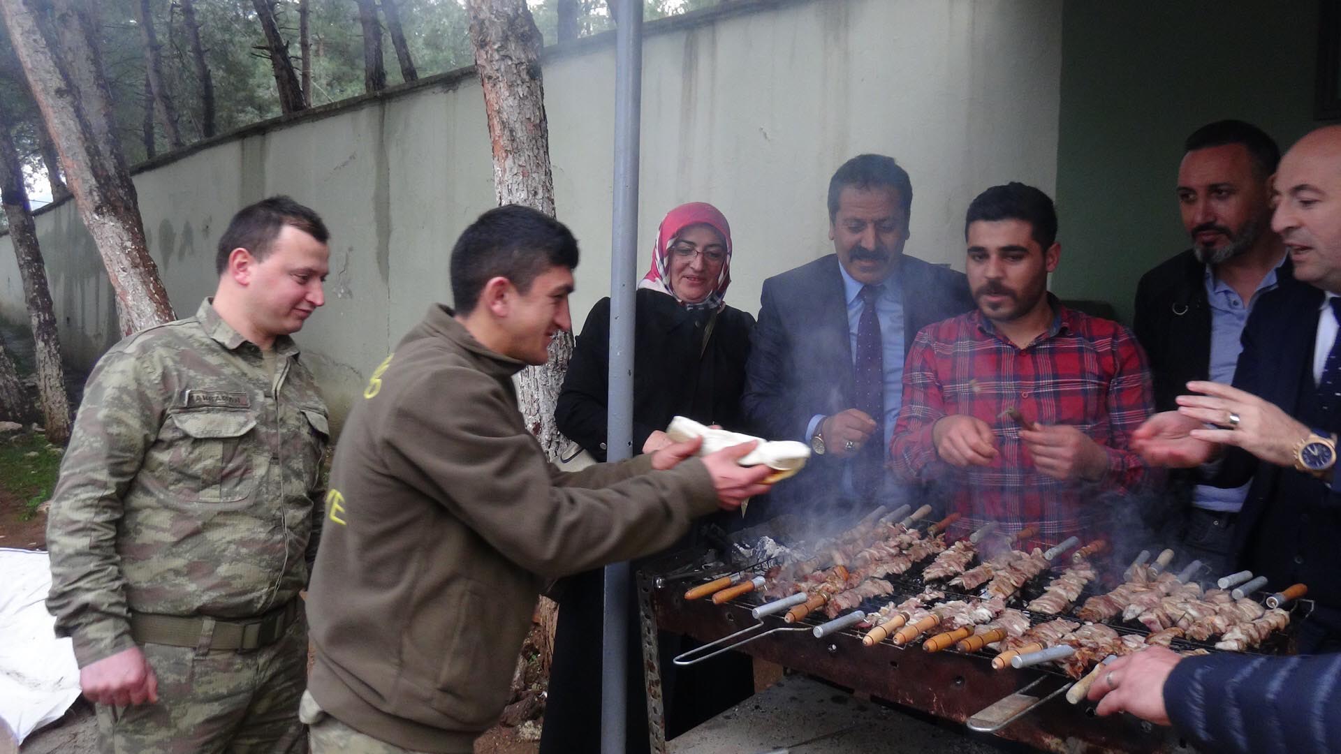 Askerlere cağ kebabı ikram ettiler