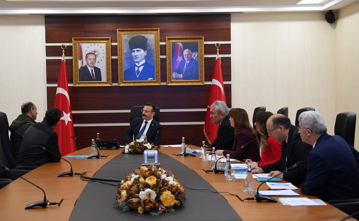 Vatandaşları dinlemeye devam ediyor