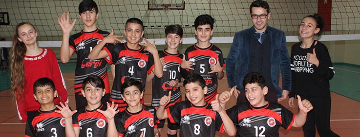 Yıldız erkekler voleybolda finale doğru