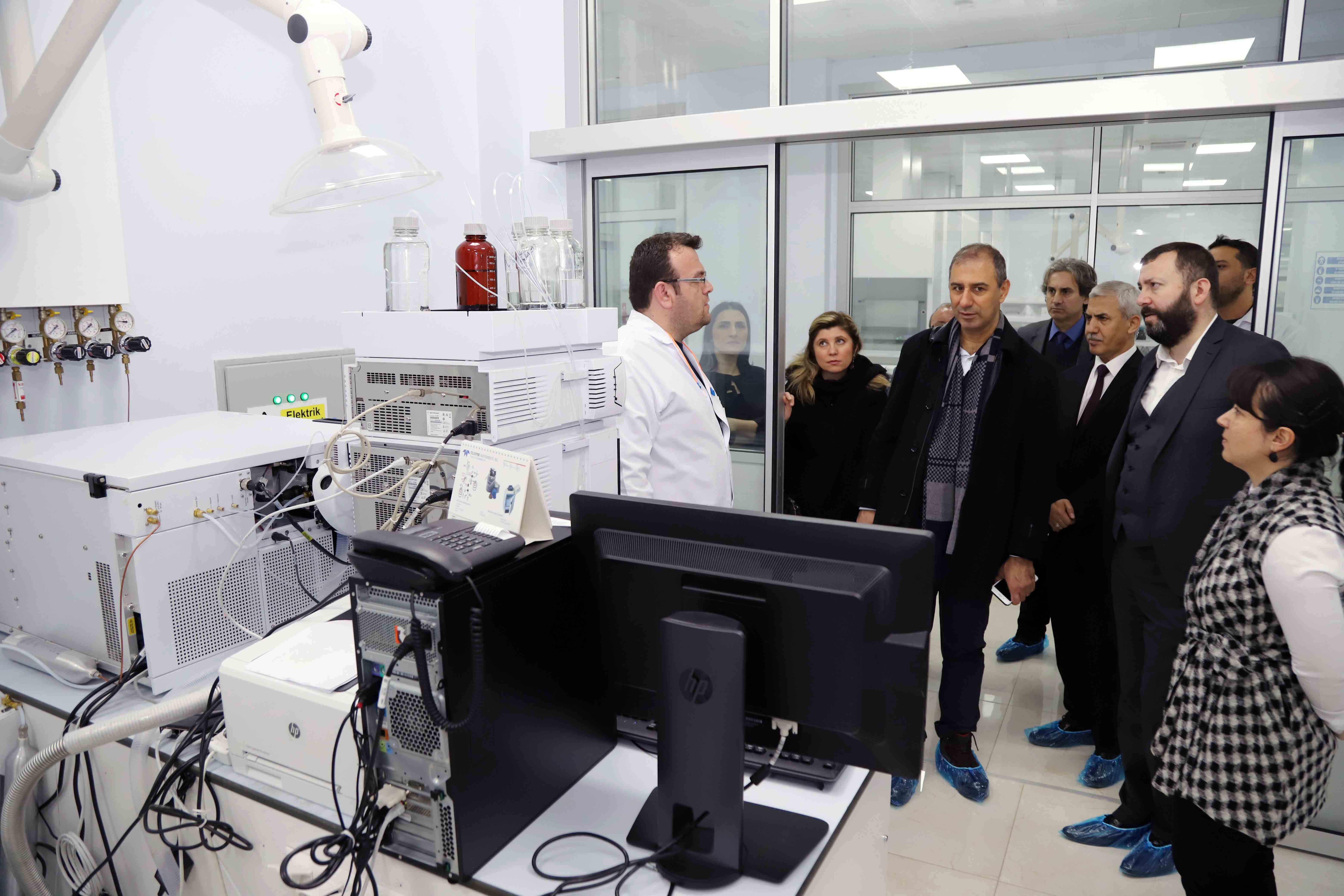  İSU merkez laboratuvarında inceleme    