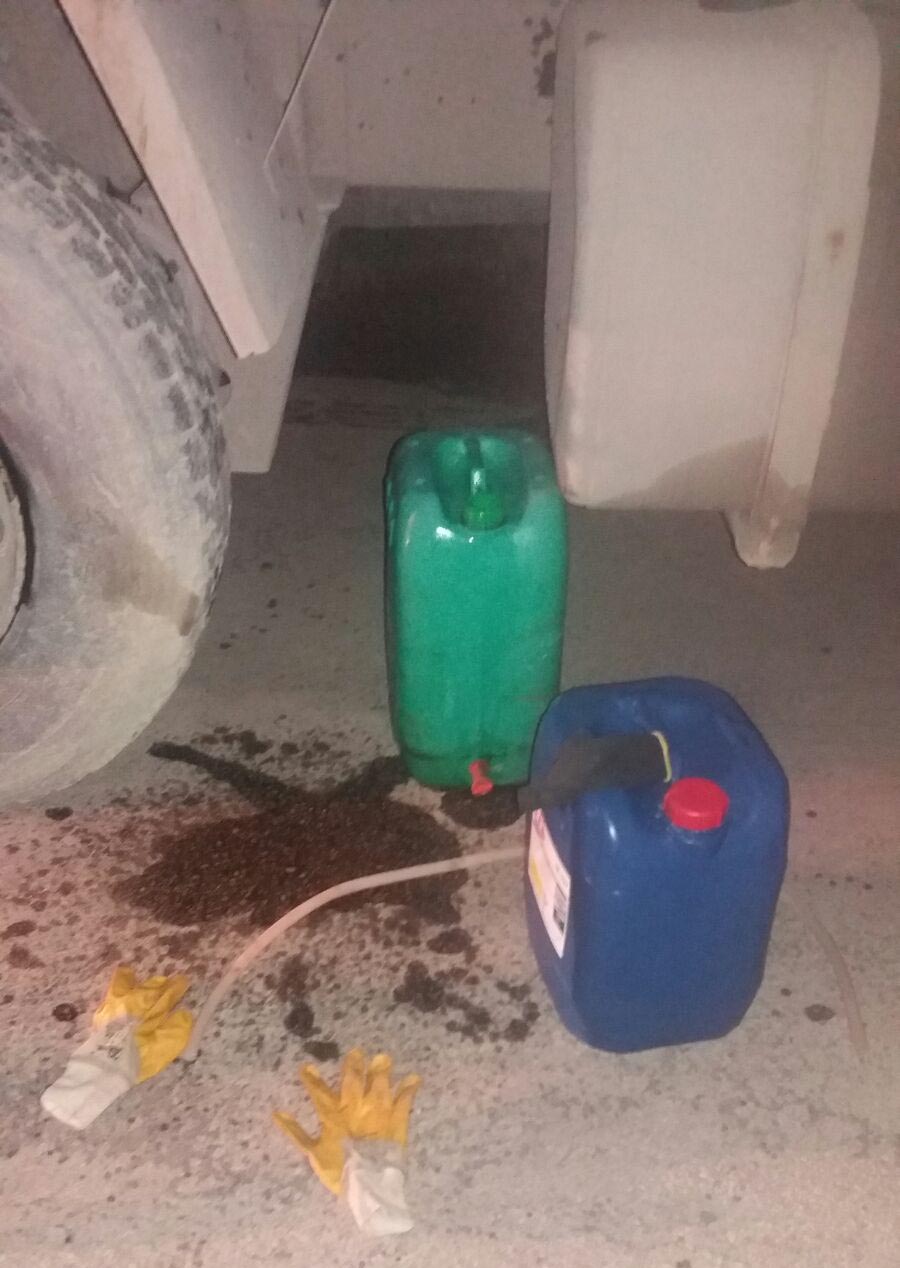 Akaryakıt çalmaya çalışırken yakalandılar