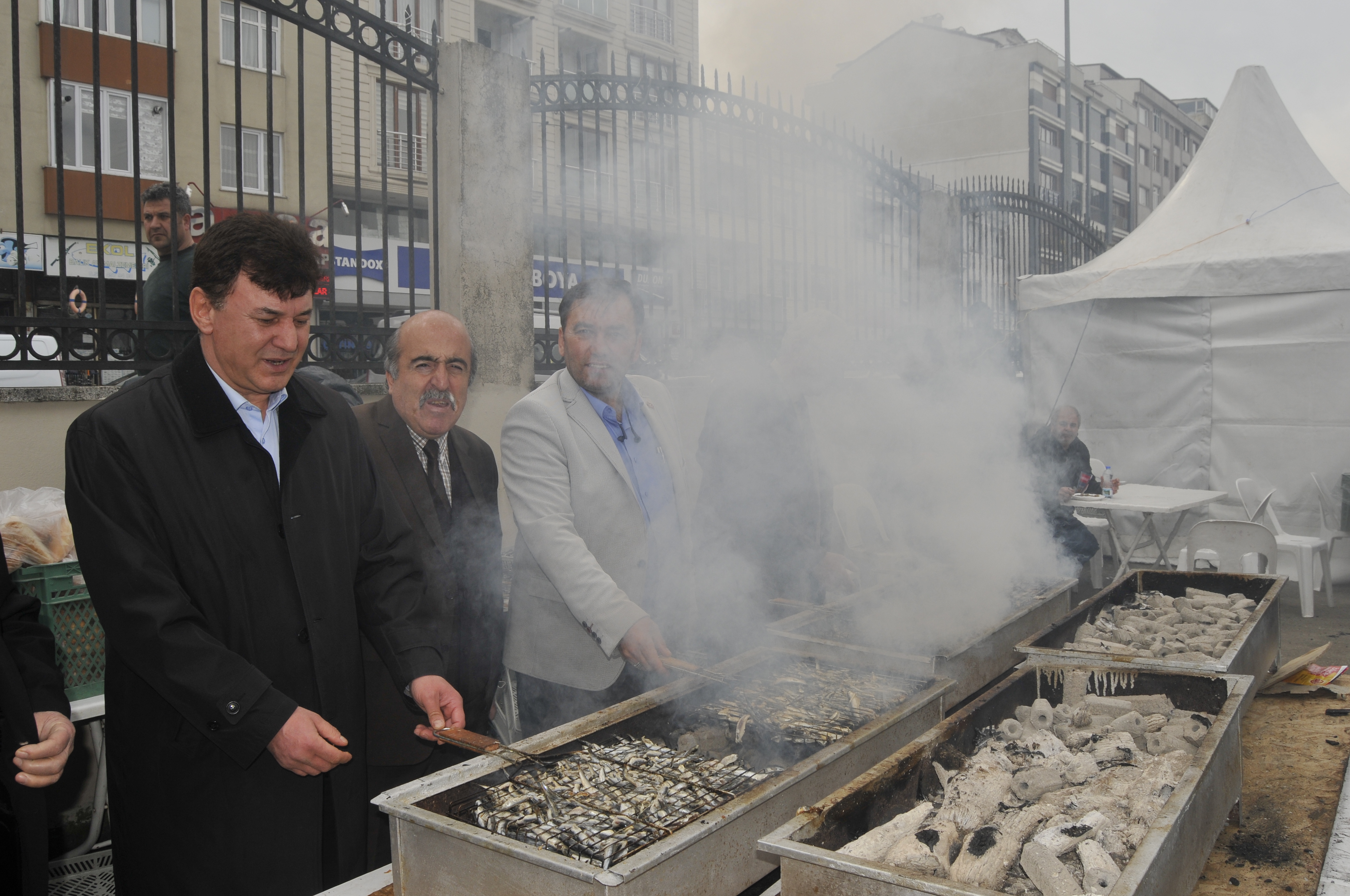 1 ton hamsi dağıttılar