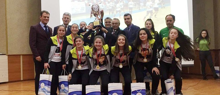 Bayan Futbol Takımına ödül yağdı