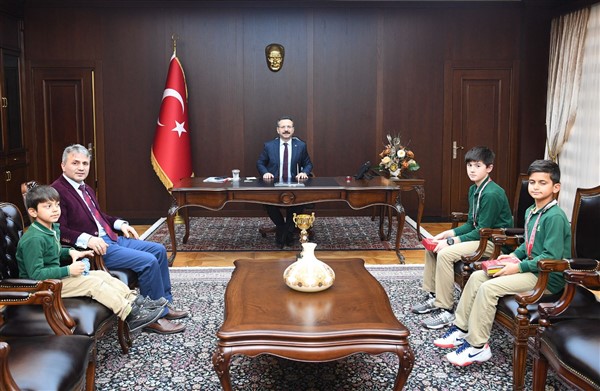 VALİ AKSOY ŞAMPİYONLARI AĞIRLADI