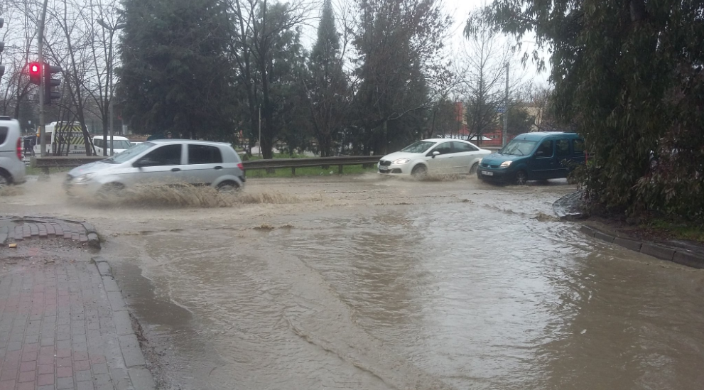 Öğrenciler bu yoldan üniversiteye gidiyor