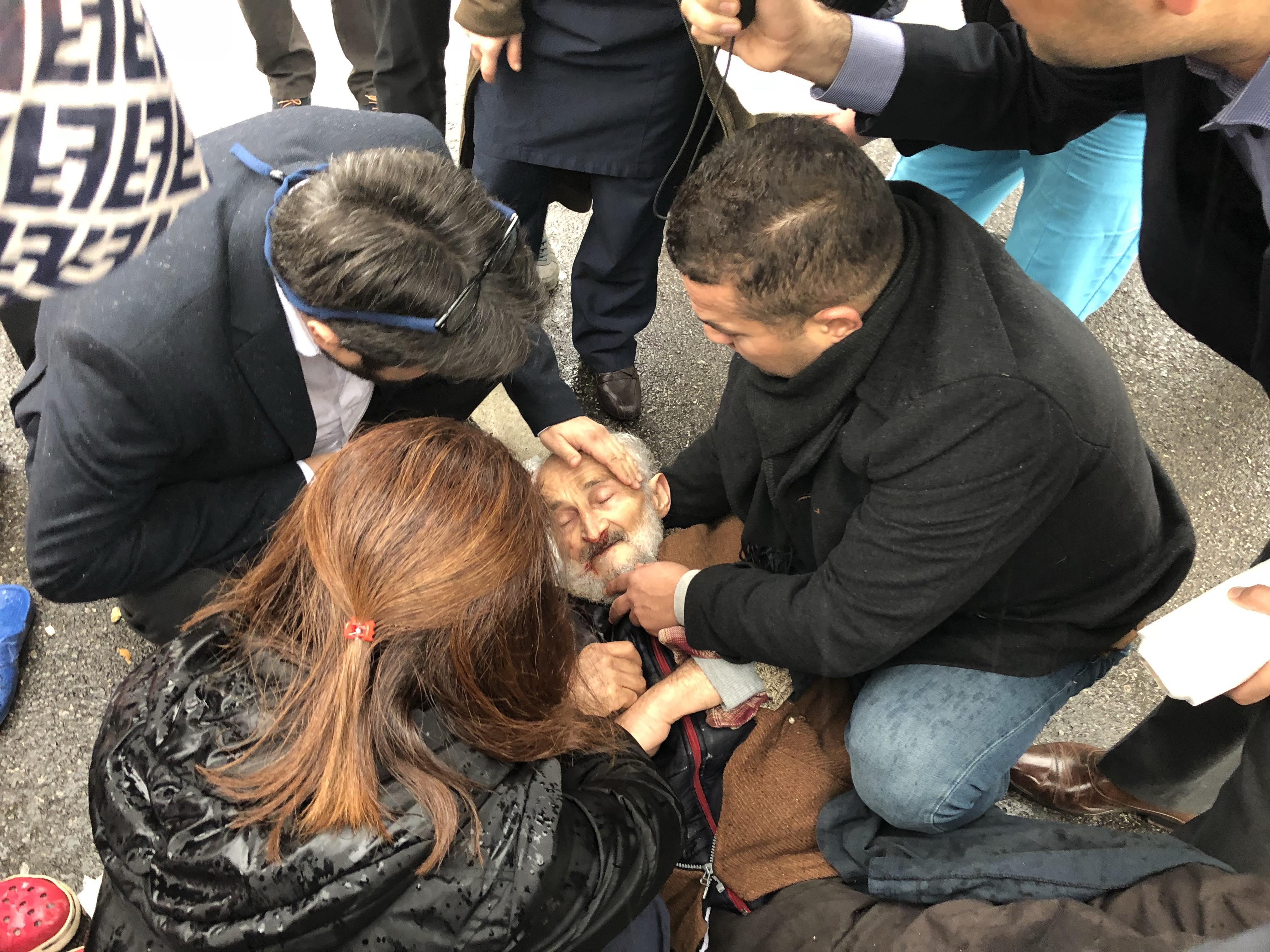 Yoldan karşıya geçemedi!