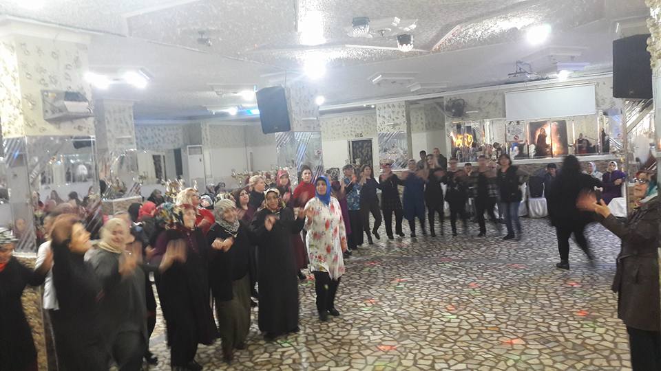 Kadınlar halay çekerek günlerini kutladı