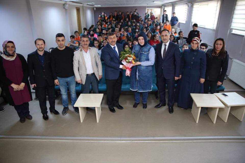 Öğrencilerle bir araya geldi