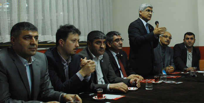 “Silkeleyin, düşecekler”