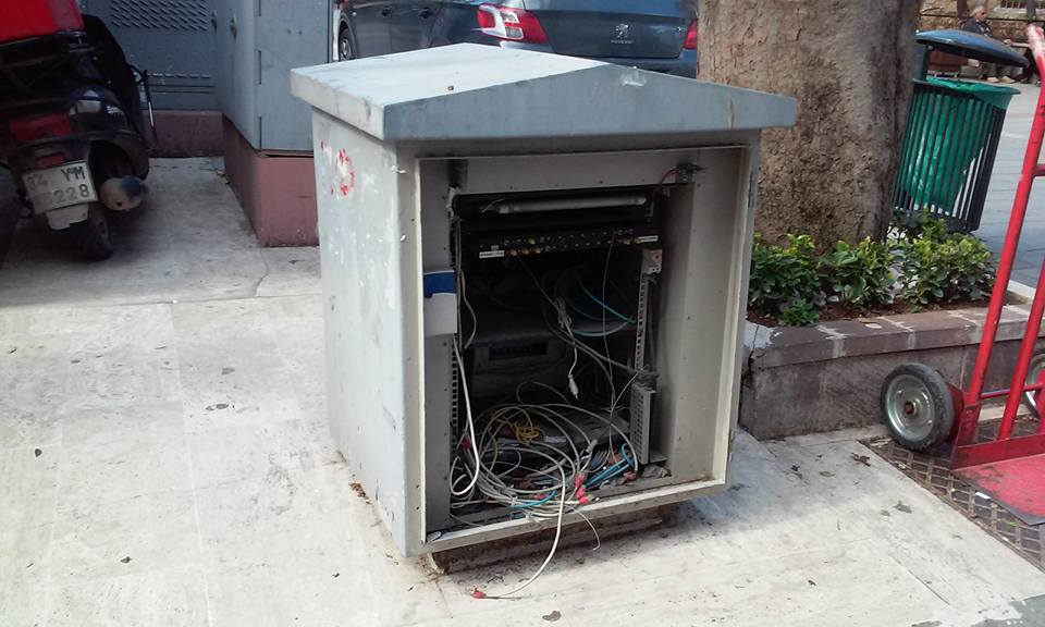 Telekom kabini günlerdir açık