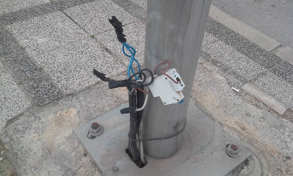 Kabloların hepsi dışarıda!