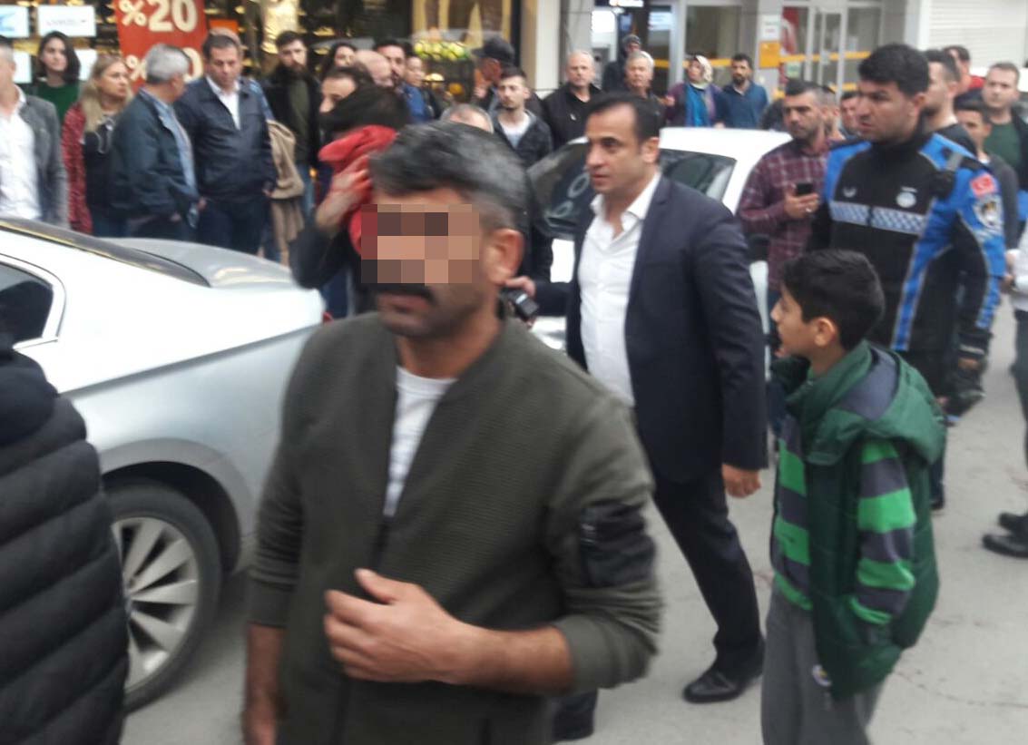 Kapkaççıyı linçten polis kurtardı