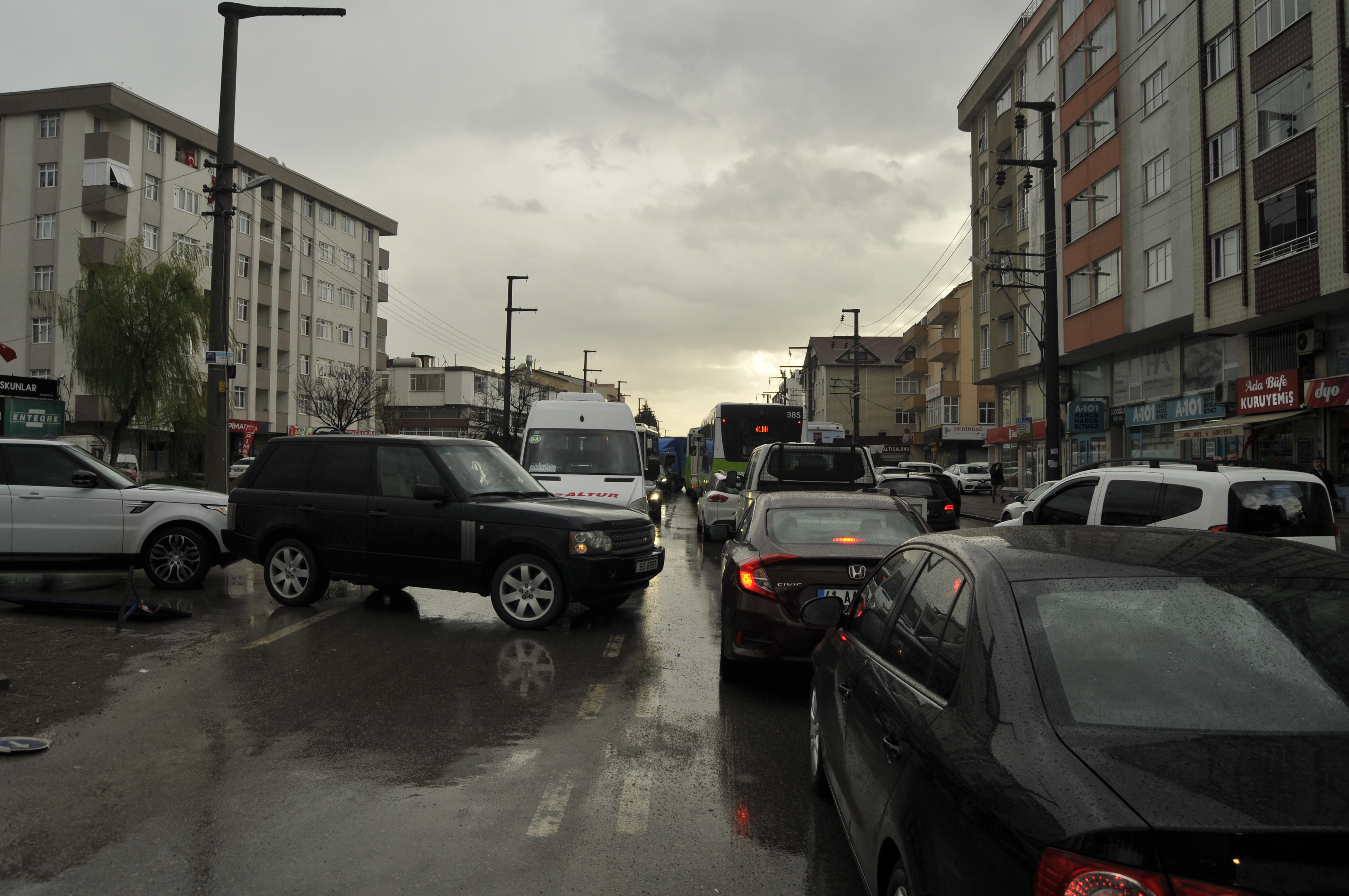 Yol genişletme çalışması trafiği felç etti