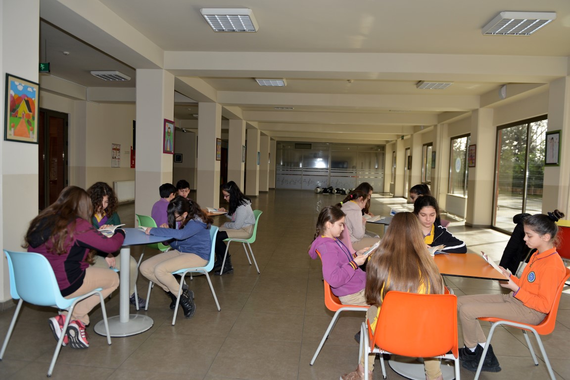 Solcuları düşman gösteren kitap okutuluyor