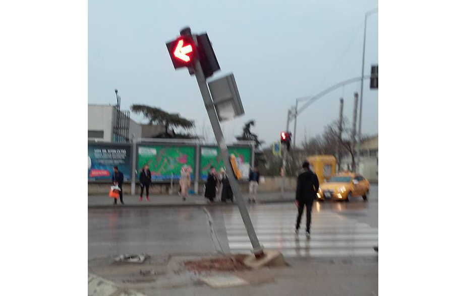 Trafik ışığı düşmek üzere