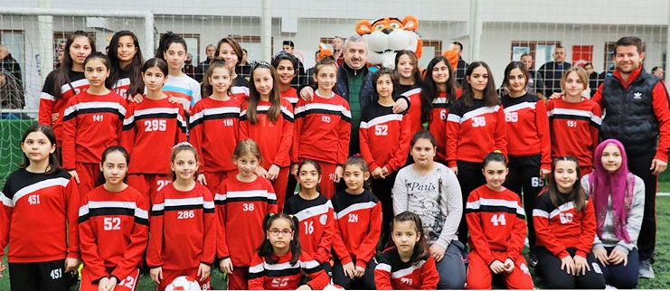 Körfez’de futbol topu dağıtıldı