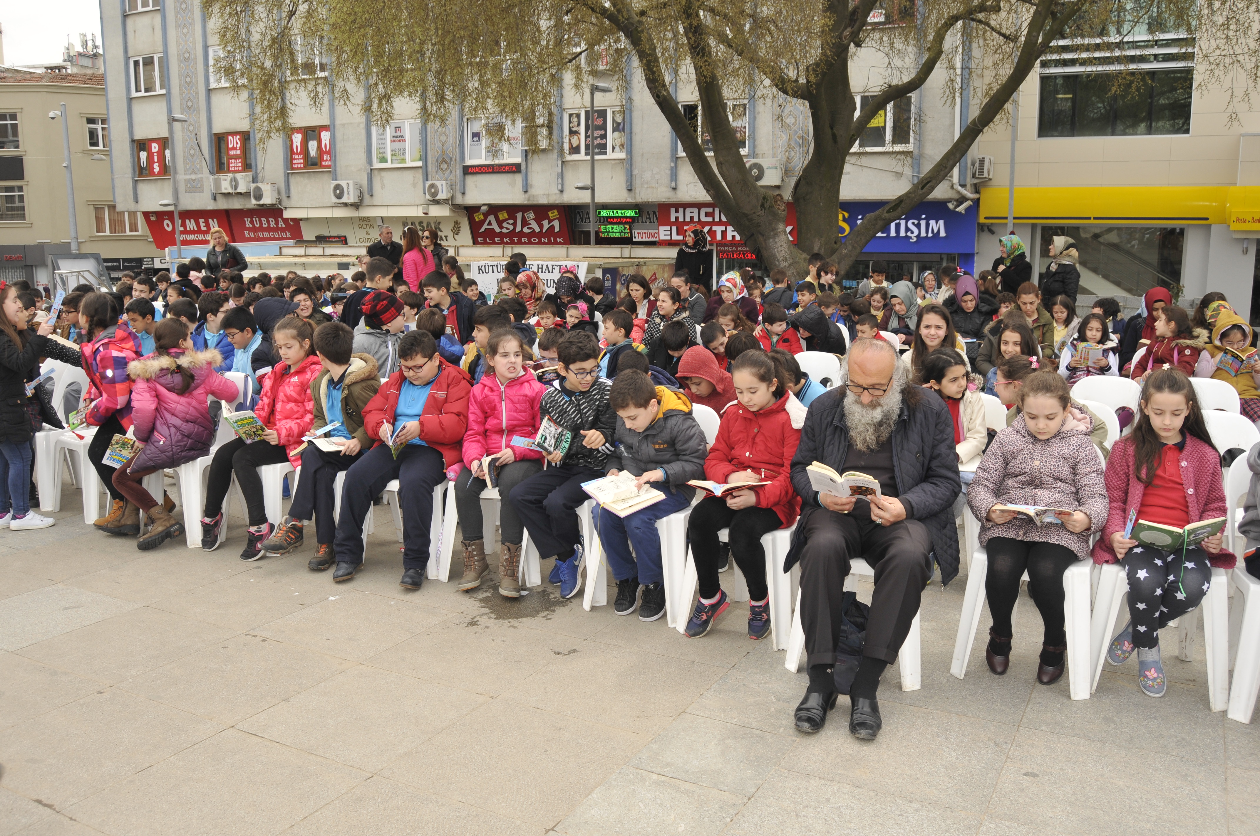 Aynı anda kitap okudu