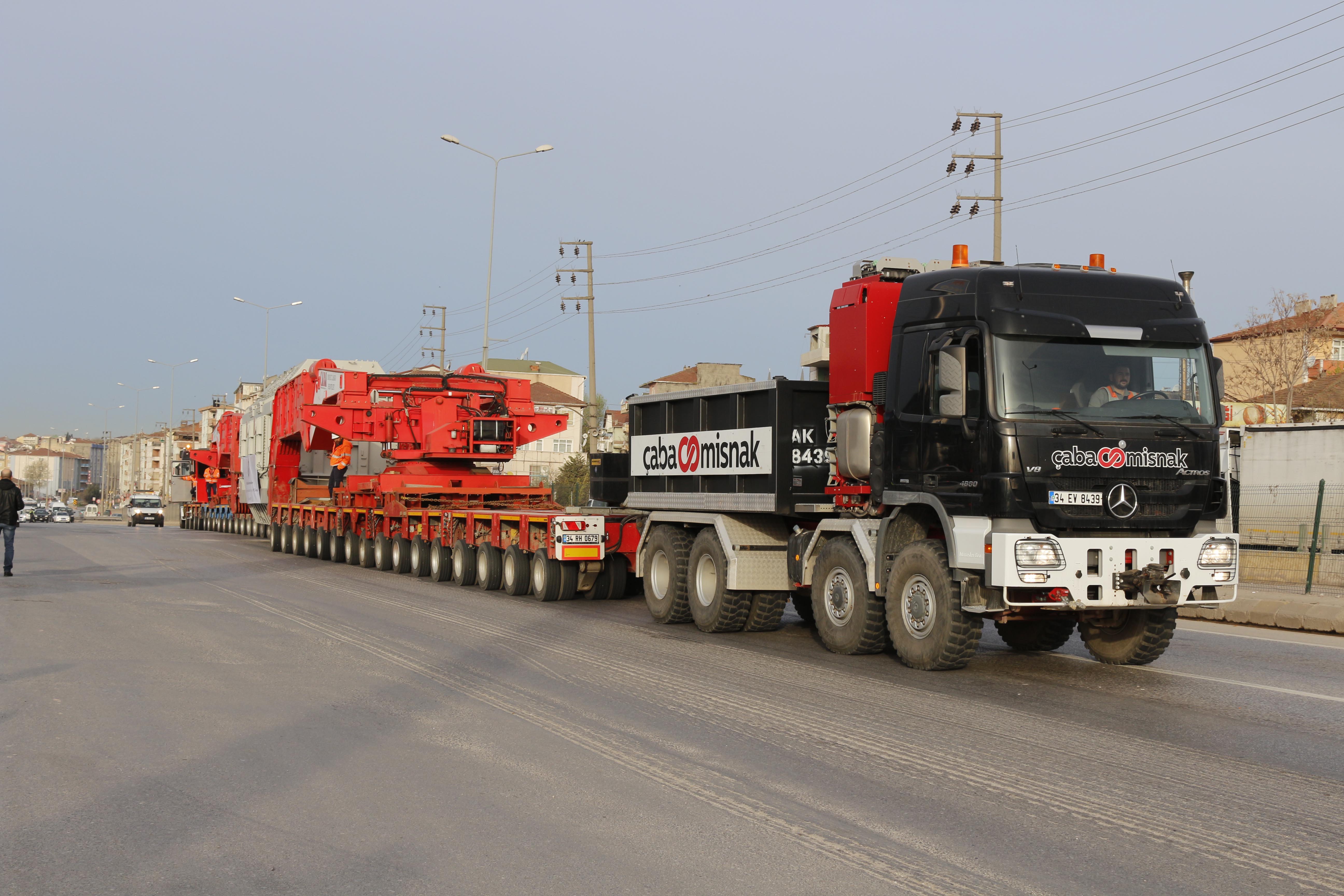  280 tekerlekli araç yol ulaşıma kapadı