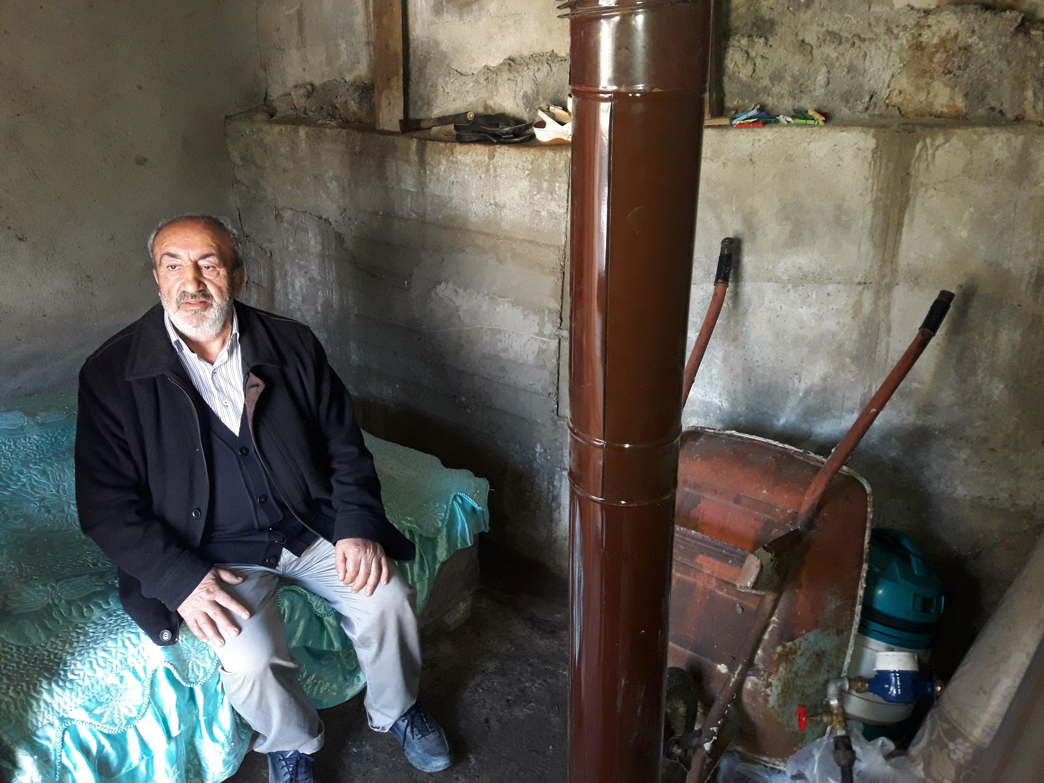 Evi yanan aile odunlukta yaşıyor