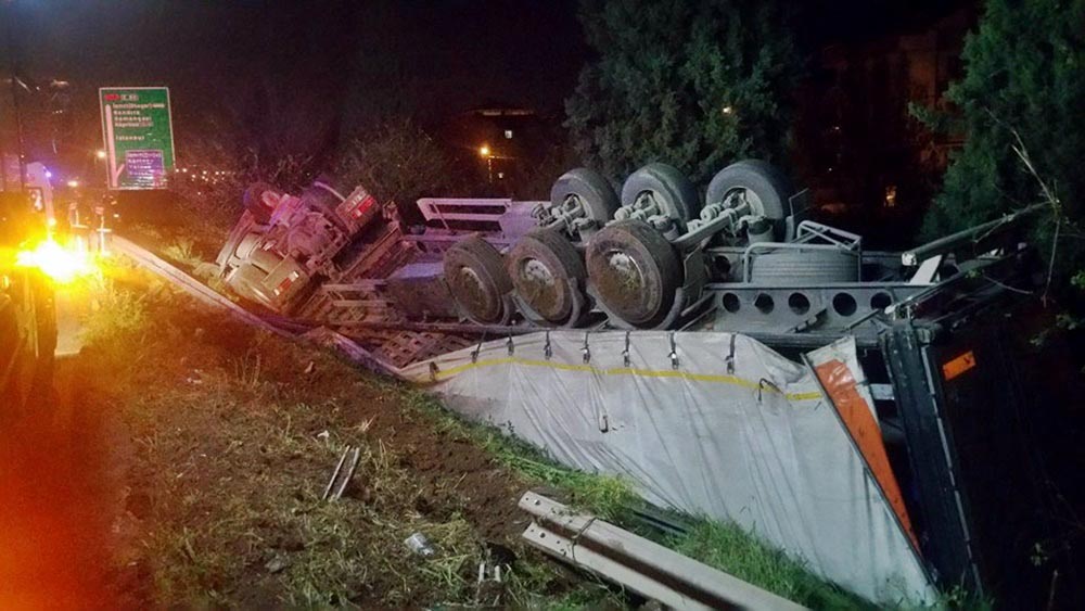 TIR şarampole devrildi: 1 yaralı