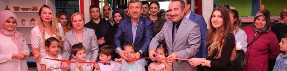 Atık malzemelerden kıyafet sergisi 