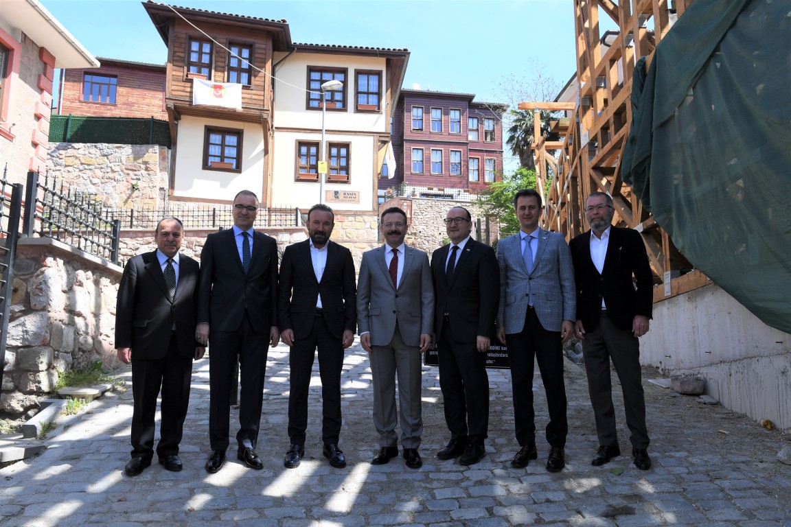 Aksoy restore edilen binayı inceledi
