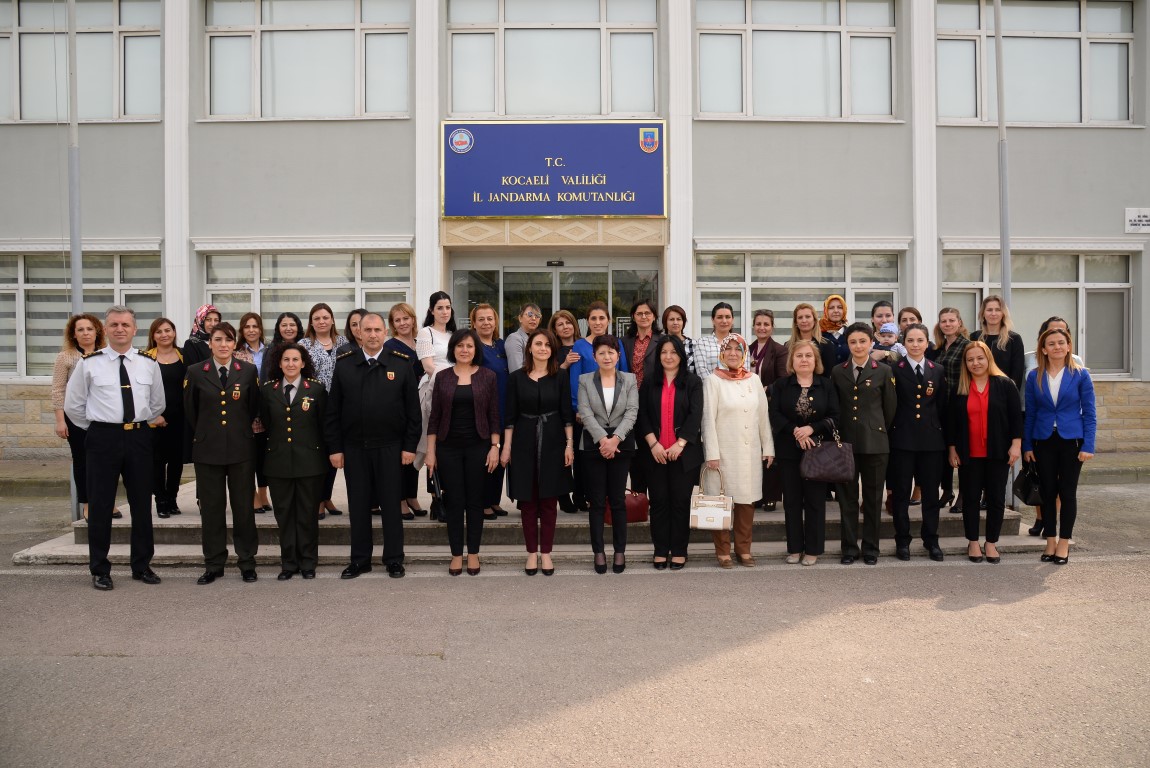 Asker eşlerine eğitim verildi
