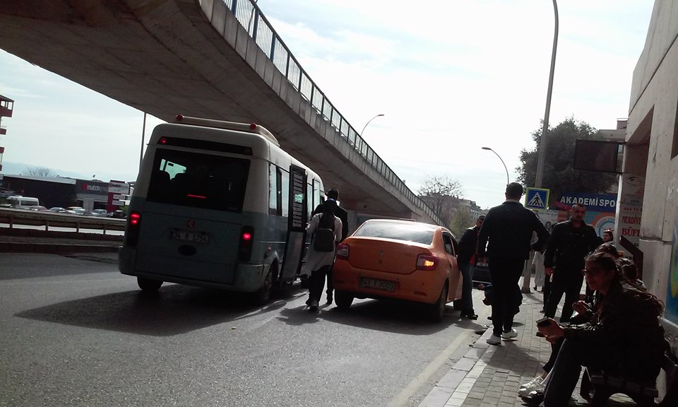 Minibüsler trafiği tıkıyor