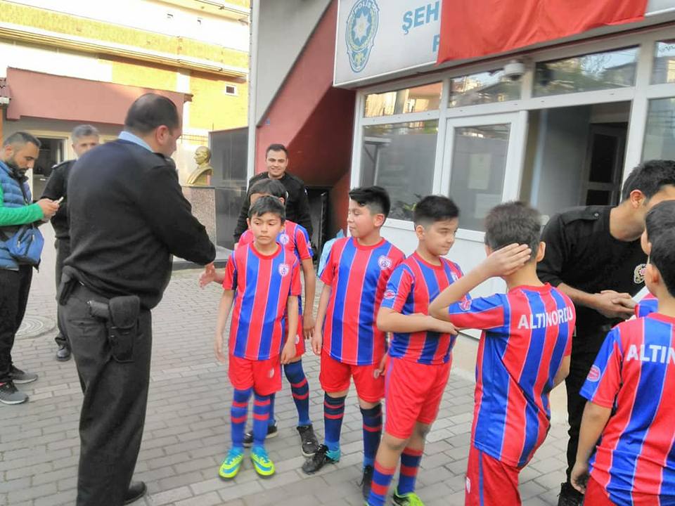 ALTINORDU GEBZE FUTBOL OKULU POLİS HAFTASINI KUTLADI